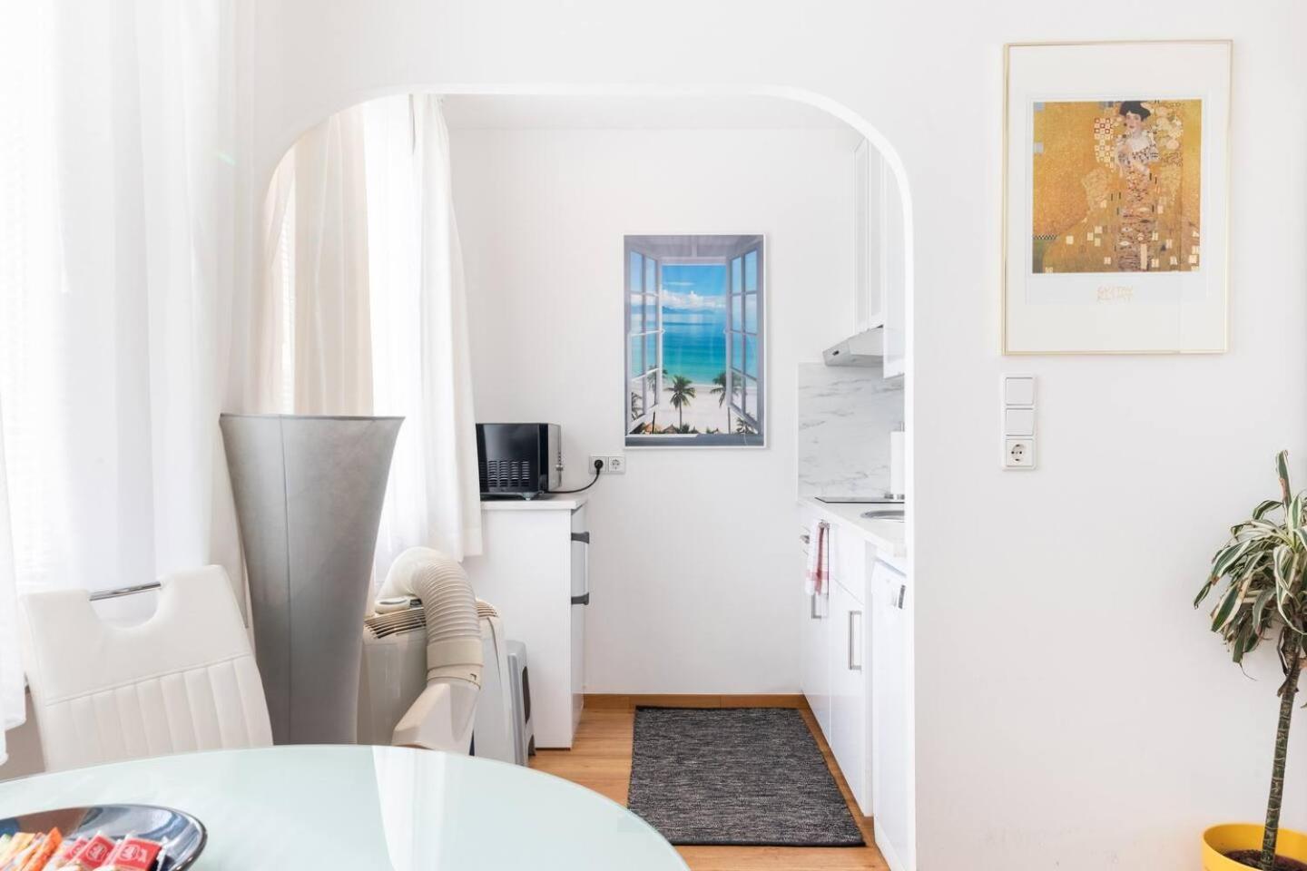 Sunny By Jr - Monthly * Wien