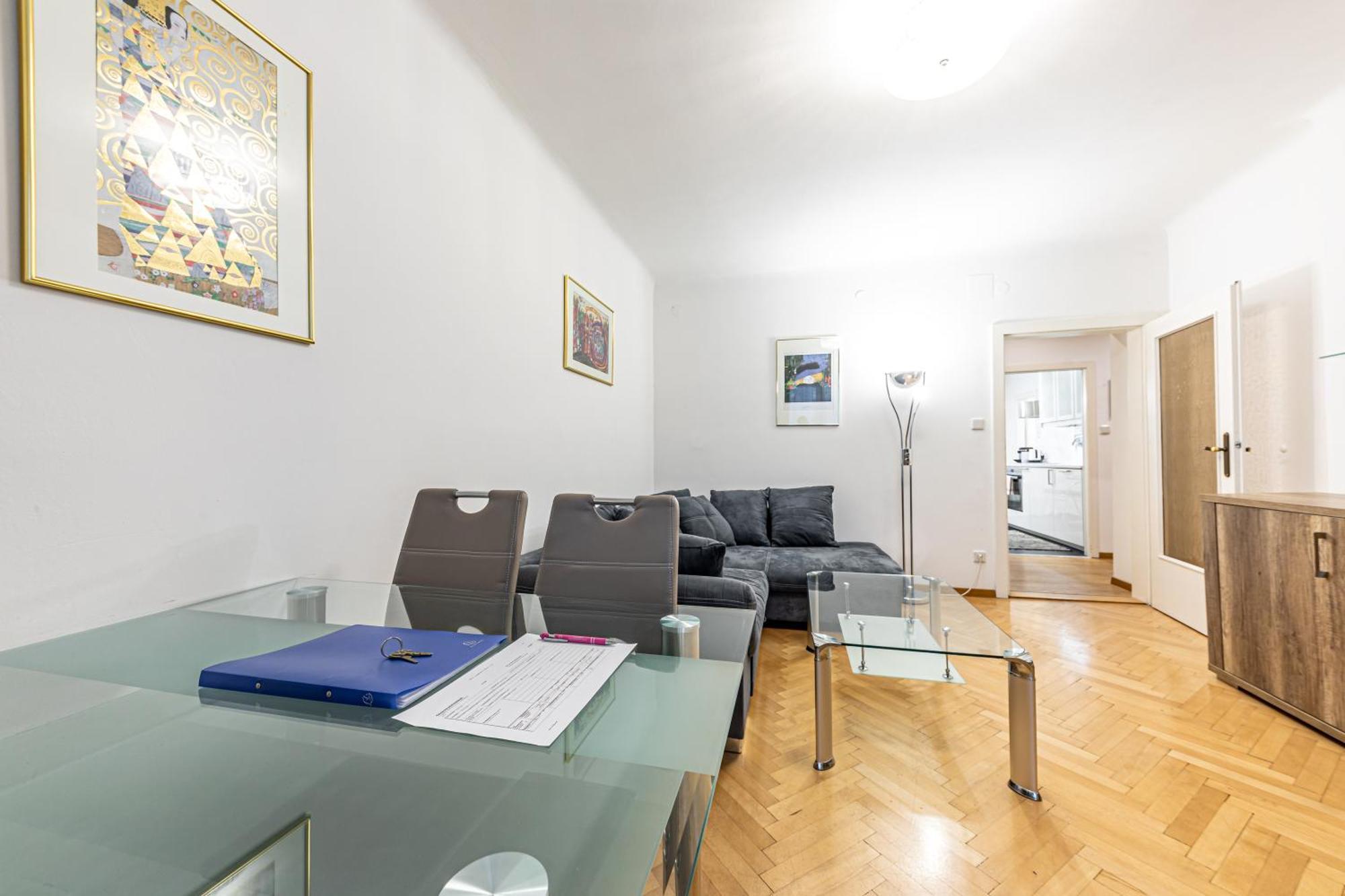 Sunny By Jr - Monthly * Wien